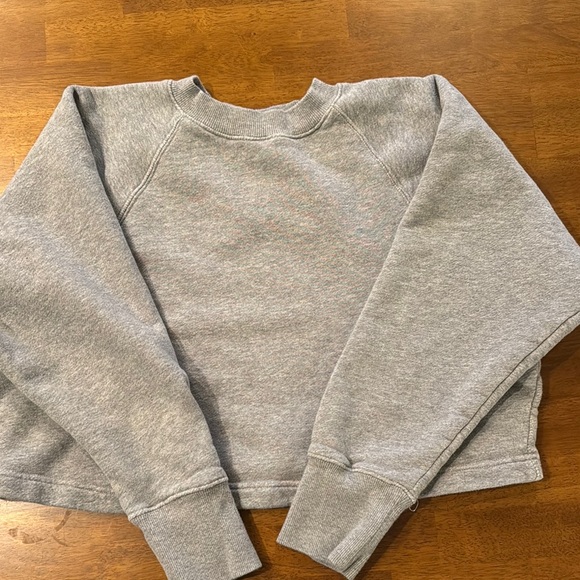 Marissa Webb SO UPTIGHT CROPPED RAGLAN FRENCH TERRY SWEATSHIRT IN HEATHER GREY - Picture 1 of 5